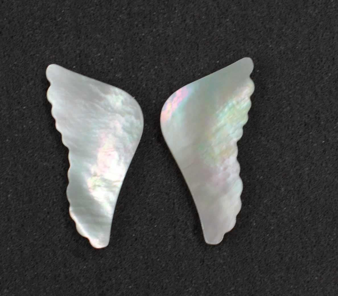<p>White Mother of Pearl wing size 17.11mm (0.674") wide x 35mm (1.38") length x 2.5mm (0.098") thickness. Polished both sides. Suitable for jewellery cabochons, inlay, furniture inlay and other general decorative and jewellery applications. All pcs are A grade.</p>