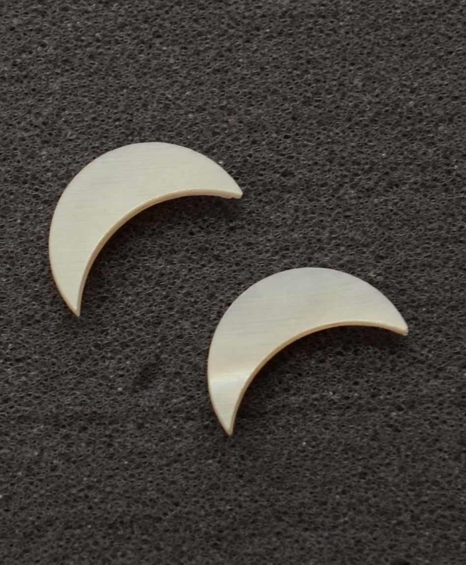 <p>White MOP inlay crescent moon 5 x 17 x 1.5mms. Some uses include fretboard markers, musical instrument inlay, furniture inlay and other general decorative inlay and jewellery applications. All pcs are A grade.</p>