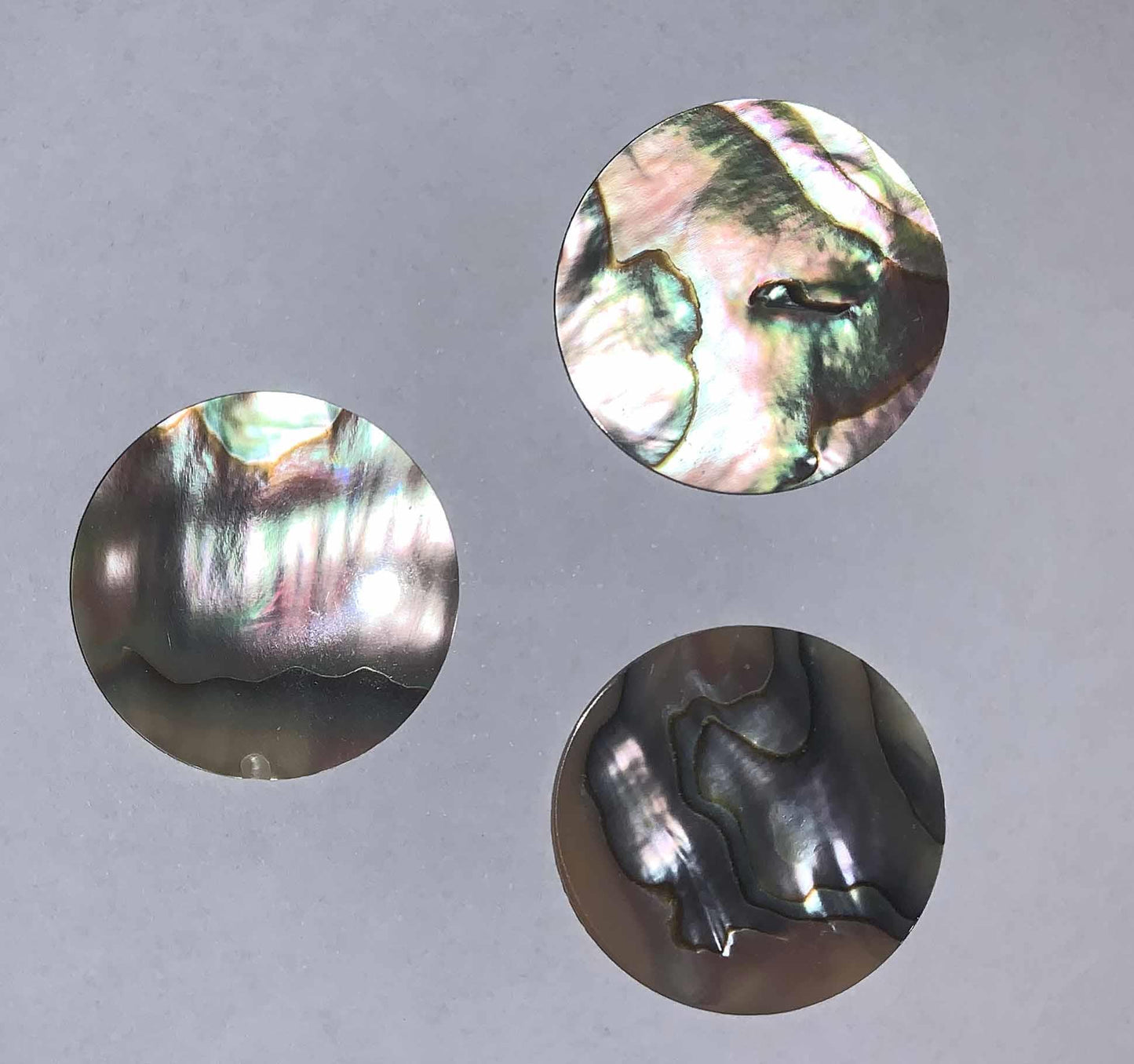 <p>Green abalone discs 25mm (0.984) diameter x 1mm (0.04") thickness polished both sides, round flat shell pcs cut to precise diameter and thickness. Ideal for use in inlay applications watch dials and general inlay, marquetry or jewellery decorations. All pcs are A grade.</p>