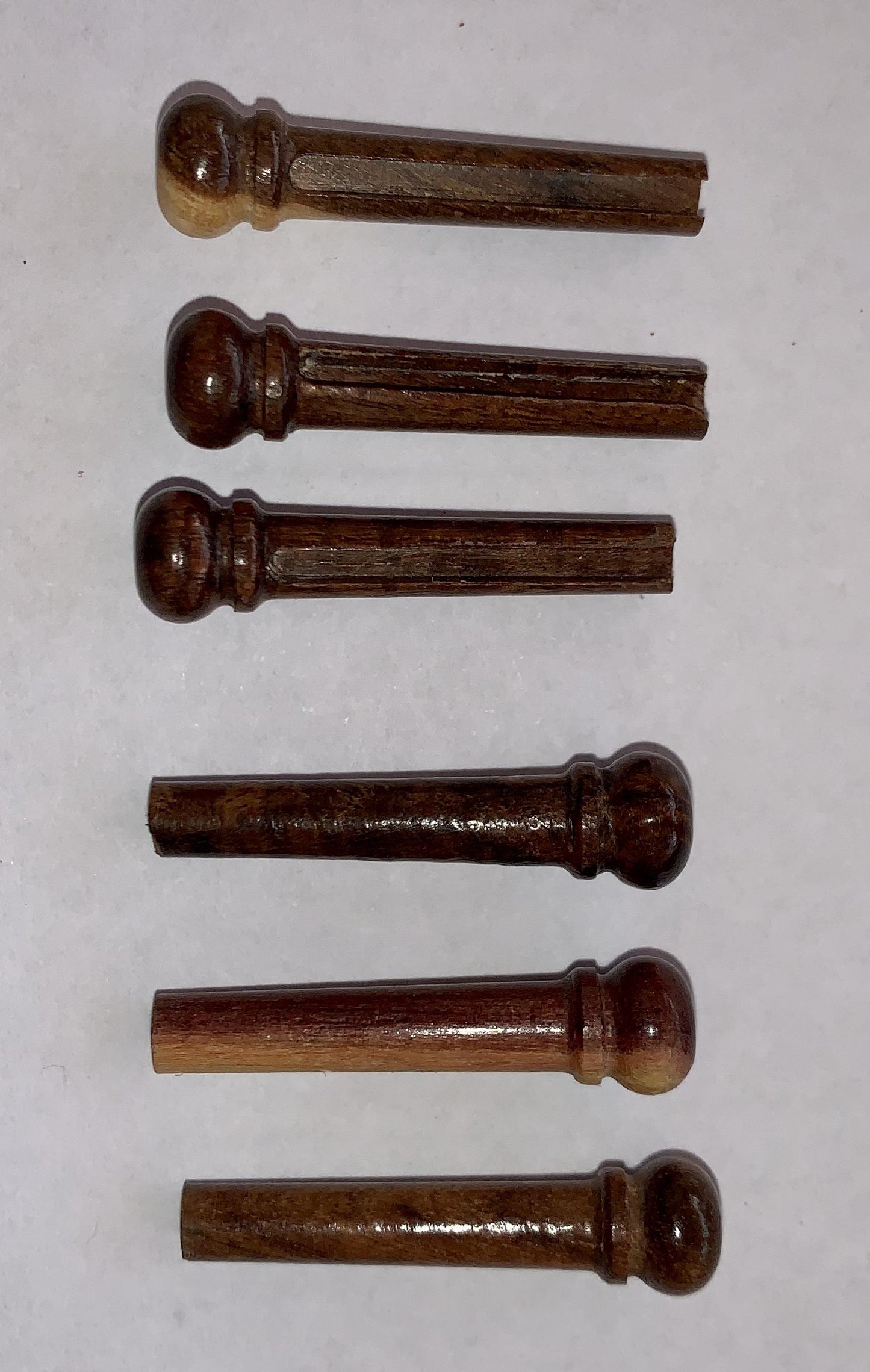 1 set (6pcs) Guitar bridge pins size 1 Gidgee Tapered shaft string slot running the full length of shaft. Diameter at top of shaft 5.3mm (0.21") length of shaft 22.9mm (0.9") . Will fit the following models - Martin guitars prior to 1994 (except HD-28), Collings guitars, prior to 2002, Blanchard, Garrison, Goodall, Ryan, Santa Cruz, Taylor, Larrivee D-03R and others.