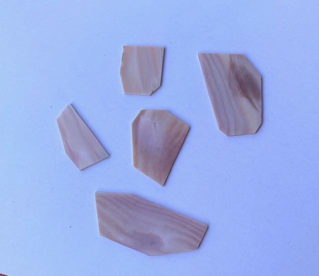 <p>Pink mussel flat inlay blanks mixed size random shape 15-25mm (0.59-1") width x 15-50mm (0.59-2") length 1.3mm (0.05") thickness A grade. Approx. 12 - 17pcs</p>