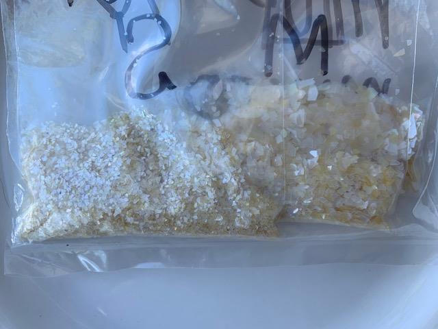 <p>White Mother of Pearl mixed size flakes</p>