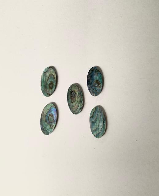 <p>Paua abalone (New Zealand Paua shell) flat oval inlay blanks size 9.3mm (0.4") width x 18.2mm (0.7") length x 1.5mm (0.06") thickness A grade good on at least 1 side may have minimal worm damage or shell skin on edges of reverse side.</p>