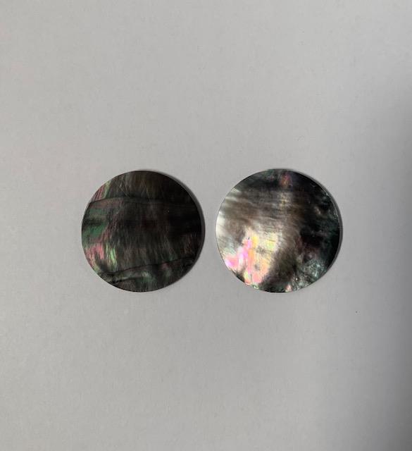 Black Mother of Pearl shell discs 35mm diameter 1.5mm thickness polished on 1 side. Round flat shell pcs cut to precise diameter and thickness. Ideal for use in watch dials, inlay applications jewellery decorations. All pcs are A grade.