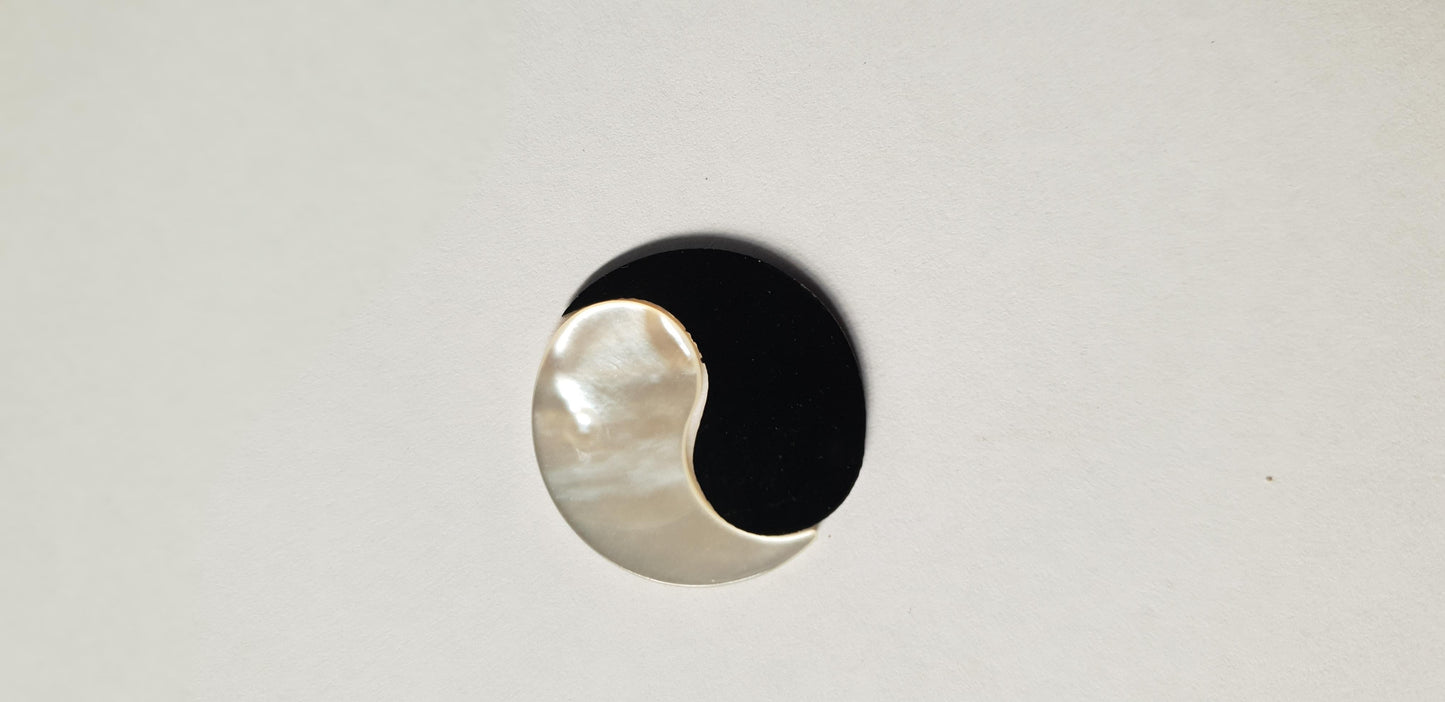 <p>White MOP Onyx inlay Ying & Yang 25 x 1.3mm</p>