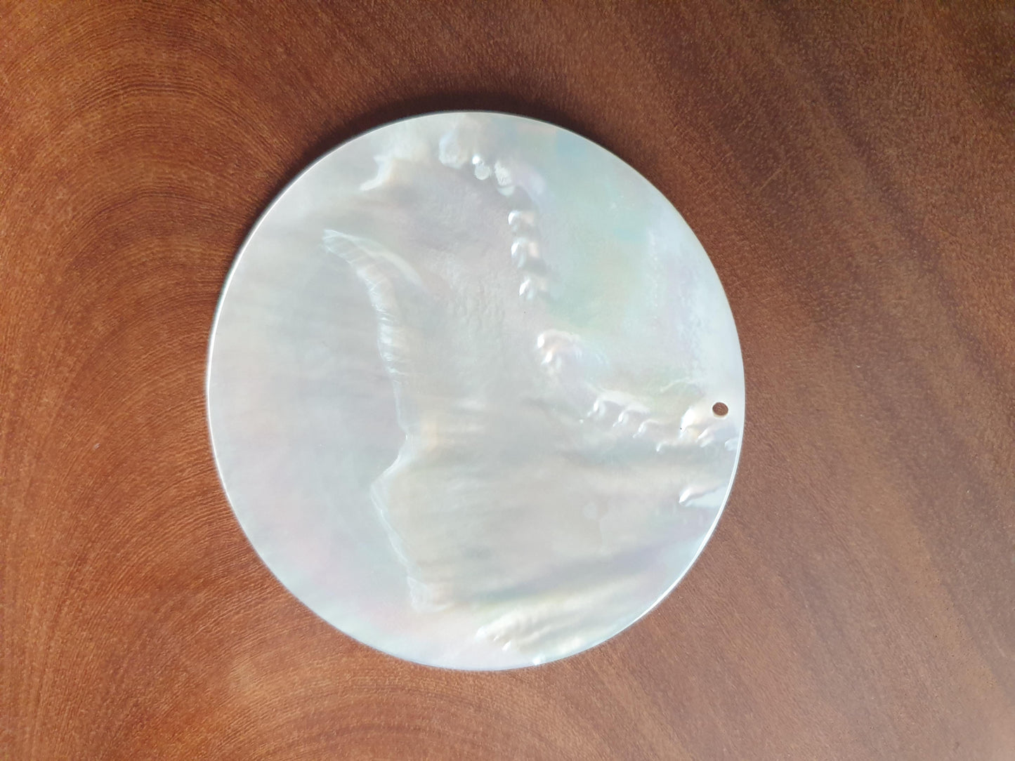 <p>Mother of Pearl polished discs 75mm. Natural curved Mother of Pearl shell.</p>