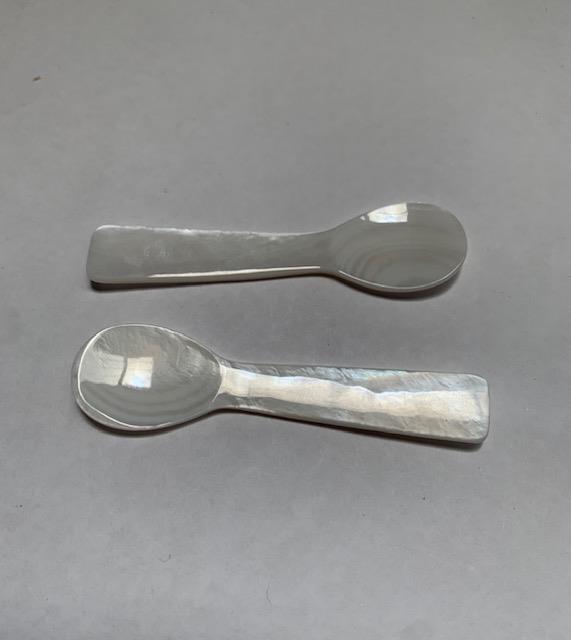 <p>Fresh Water Pearl spoons size 80mm (3.15"). All pcs are A grade.</p>