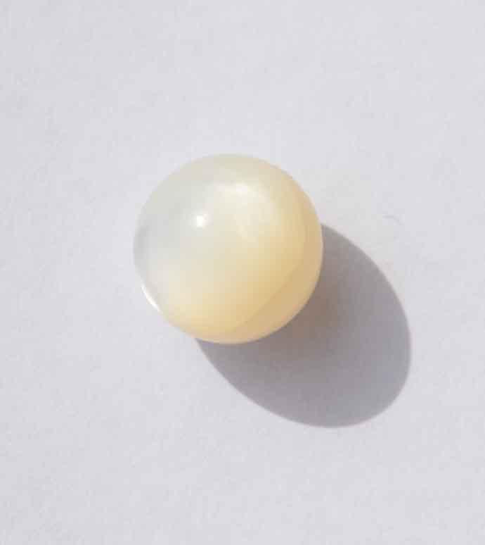 <p>Round White Mother of Pearl polished beads 4mm with hole.</p>