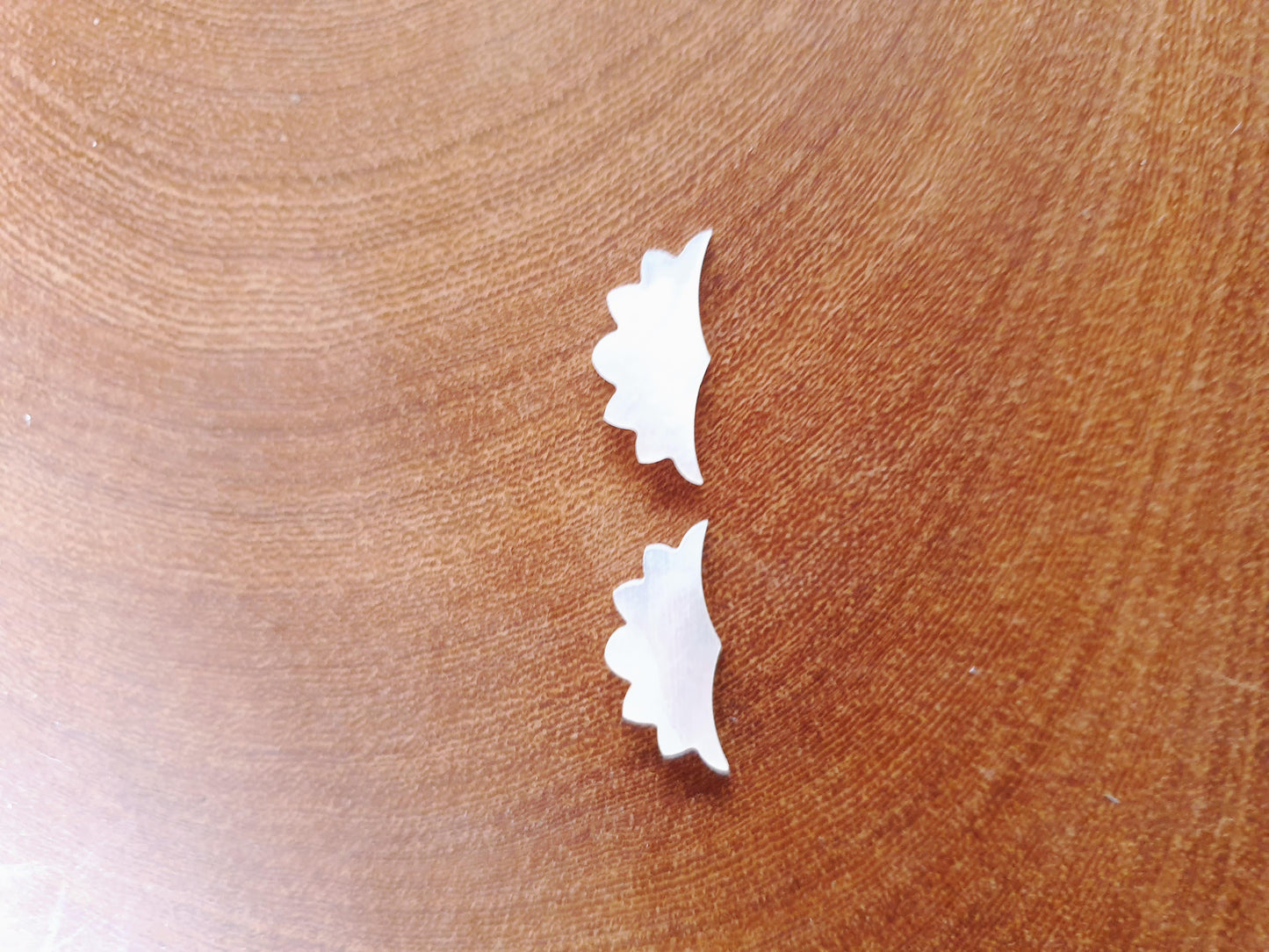 <p>White Mother of Pearl inlay size 8 x 17 x 1.5mm (0.06") thickness. Some uses include fretboard markers, musical instrument inlay, furniture inlay and other general decorative inlay and jewellery applications. All pcs are A grade.</p>