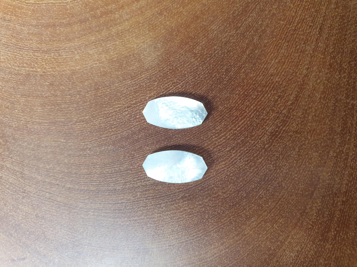 <p>White Mother of Pearl inlay size 7mm (0.275") x 11.4mm (0.055") x 2mm (0.78") thickness. Some uses include fretboard markers, musical instrument inlay, furniture inlay and other general decorative inlay and jewellery applications. All pcs are A grade.</p>