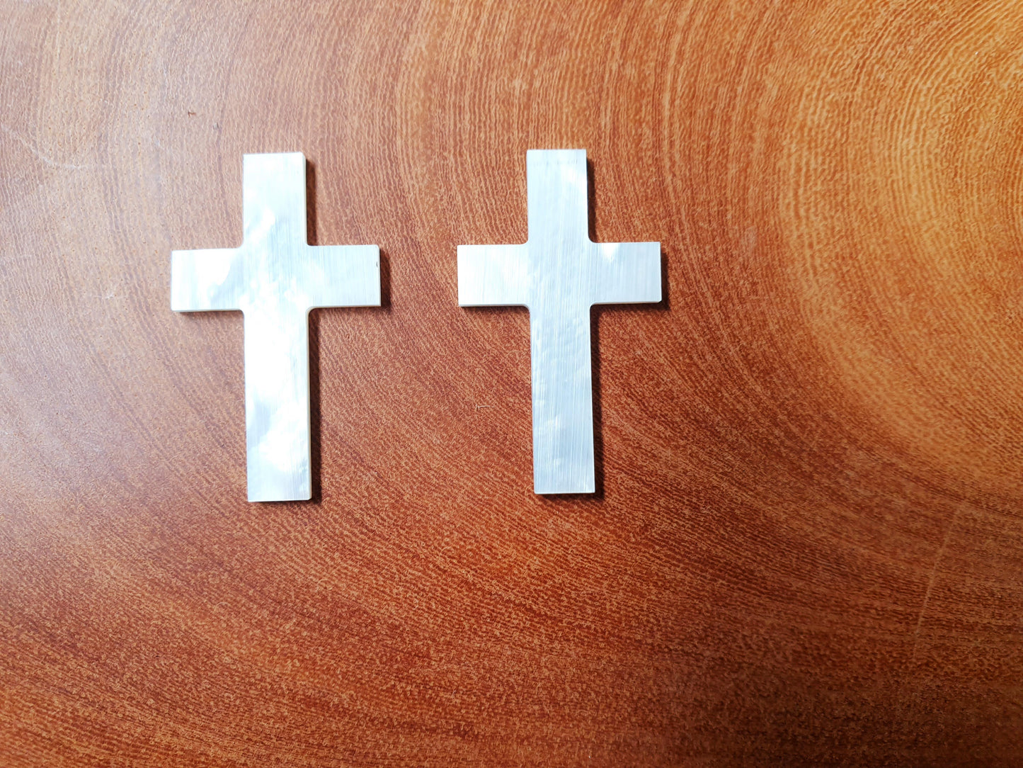<p>White Mother of Pearl cross size 19 (0.7") width 32 (1.3") 1.5 (0.06") thickness. Some uses include fretboard markers, musical instrument inlay, furniture inlay and other general decorative inlay and jewellery applications. All pcs are A grade.</p>