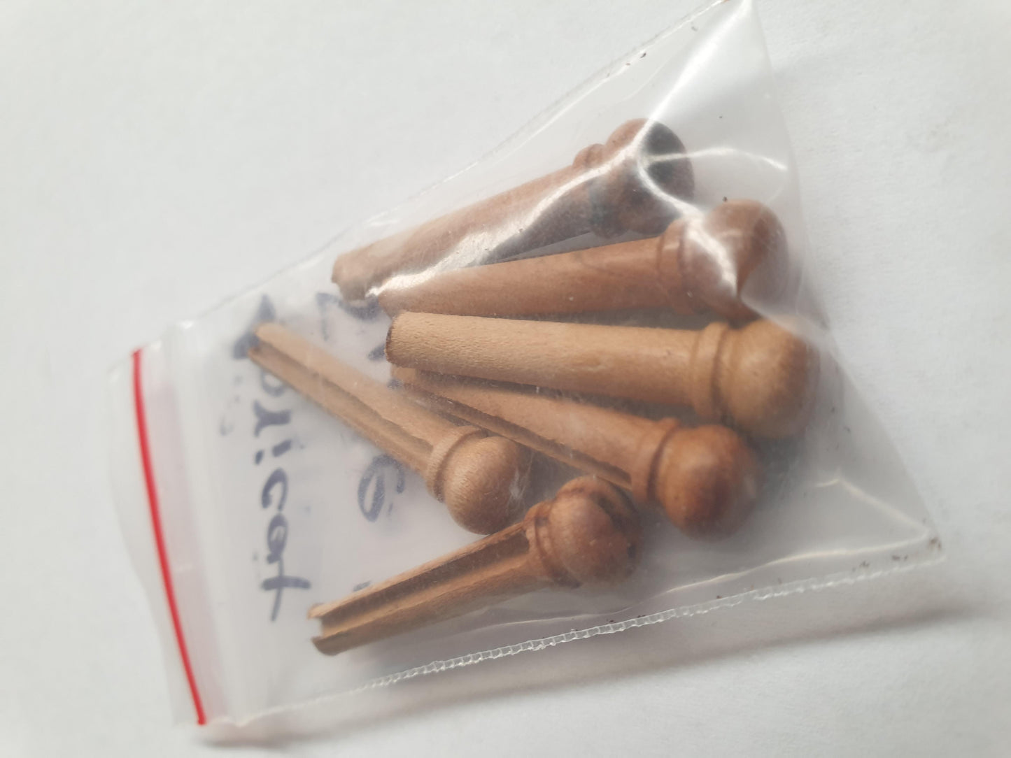 1 set (6pcs) Guitar bridge pins Apricot size 1 Tapered shaft string slot running the full length of shaft. Diameter at top of shaft 5.3mm (0.21") length of shaft 22.9mm (0.9") . Will fit the following models - Martin guitars prior to 1994 (except HD-28), Collings guitars, prior to 2002, Blanchard, Garrison, Goodall, Ryan, Santa Cruz, Taylor, Larrivee D-03R and others.
