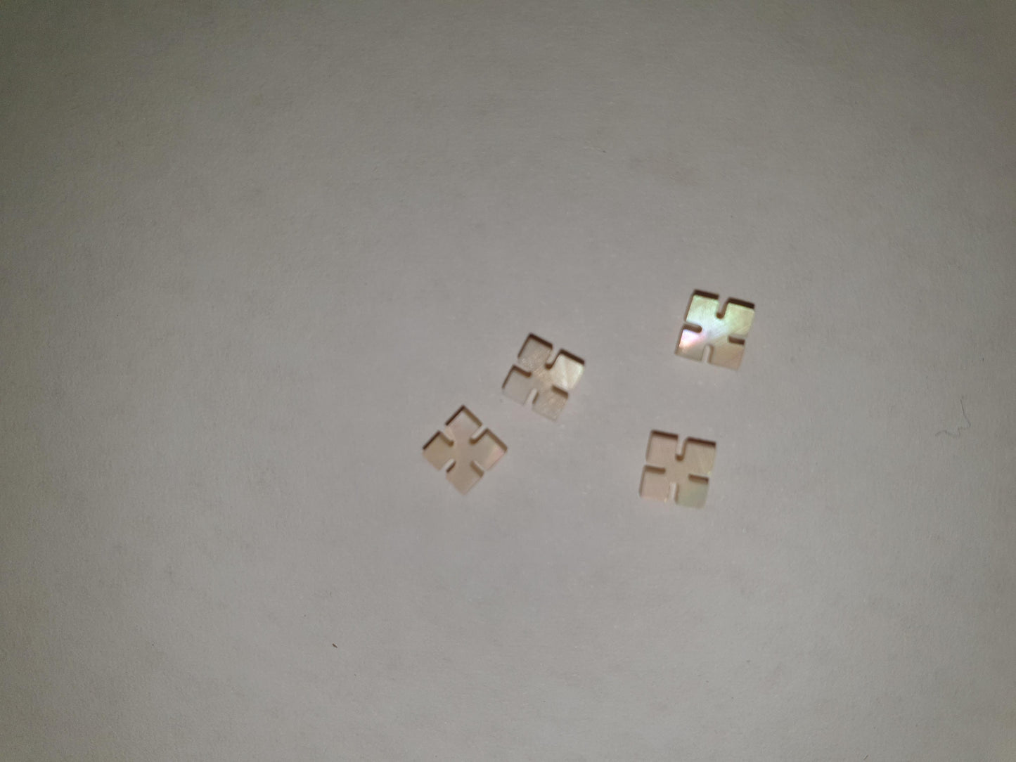 Australian Greenlip abalone notched squares 3.5 x 3.5 x 1.5mm. Some uses include fretboard markers, musical instrument inlay, furniture inlay and other general decorative inlay and jewellery applications. All pcs are A grade.
