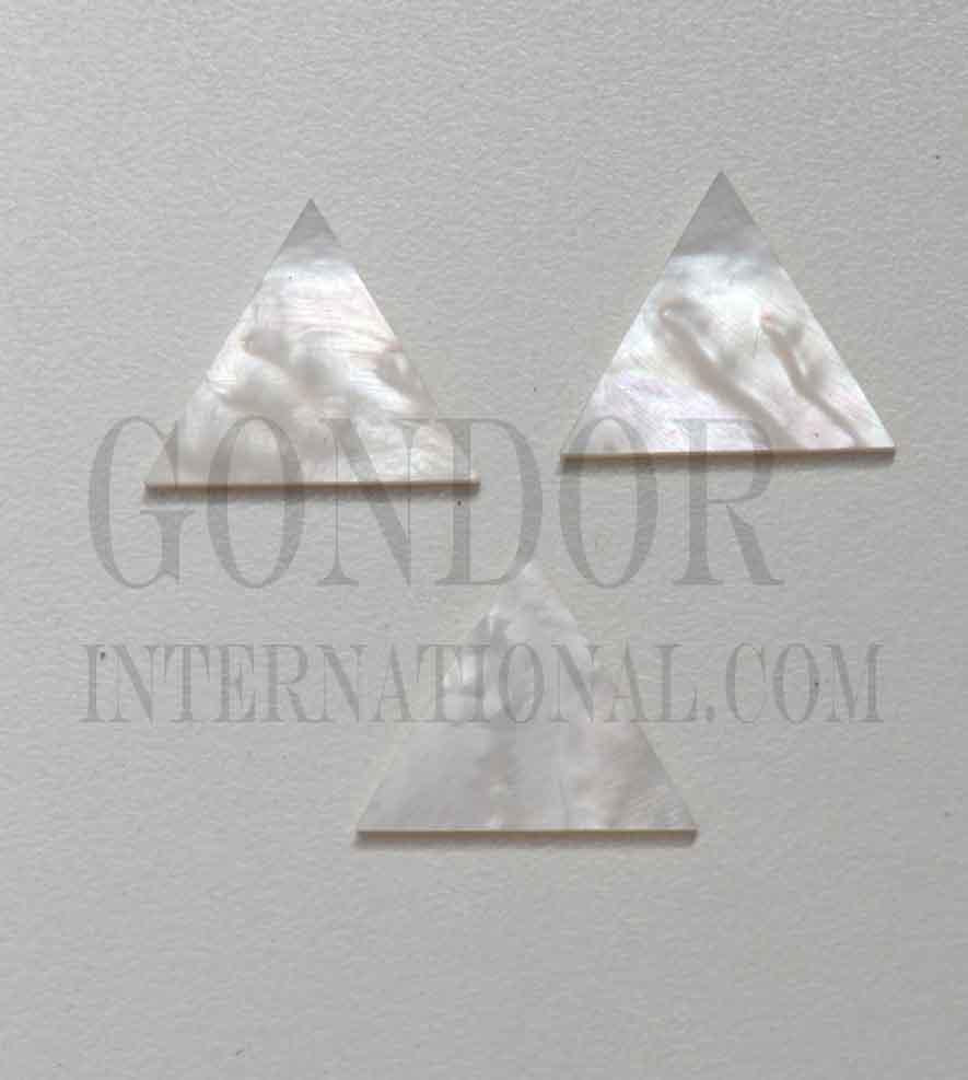 White Mother of Pearl triangle size 25mm (1") x 2.5mm (0.1") thickness. Some uses include fretboard markers, musical instrument inlay, furniture inlay and other general decorative inlay and jewellery applications. All pcs are A grade.