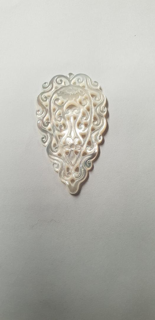 White MOP cabochon Tear drop carving 26mm width x 45mm length x 2.1mm thickness. Best grade W, MOP carving high quality precision work. Suitable for jewellery and other decorative applications. A grade.