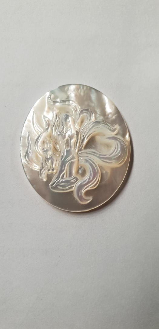 White MOP cabochon Lady Flower 30mm width x 35mm length x 3.8mm thickness. Best grade W, MOP carving high quality precision work. Suitable for jewellery and other decorative applications. A grade.