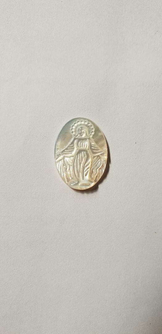 White MOP cabochon Madona 15mm width x 20mm length x 2.3mm thickness. Best grade W, MOP carving high quality precision work. Suitable for jewellery and other decorative applications. A grade.