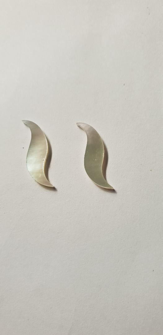 White Mother of Pearl inlay leaf polished 2 sides size 5mm width x 20mm height x 1.3mm thickness. Some uses include fretboard markers, musical instrument inlay, furniture inlay and other general decorative inlay and jewellery applications. All pcs are A grade.