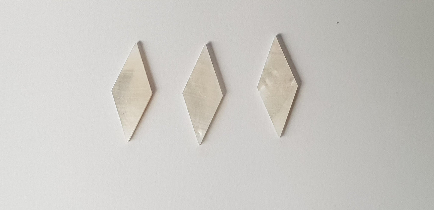 White Mother of Pearl diamonds size 10.5mm wide x 27mm length x 1.5mm (0.06") thickness. Some uses include fretboard markers, musical instrument inlay, furniture inlay and other general decorative inlay and jewellery applications. All pcs are A grade.