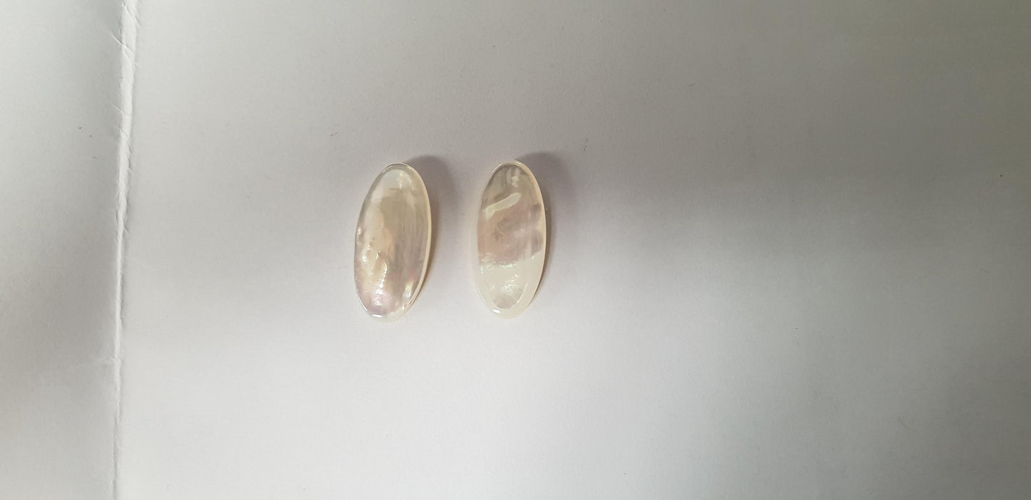 White Mother of Pearl finger button convex 11mm width x 23.8mm length x 3mm thickness polished on 1 side round pcs Ideal for use in brasswind or woodwind instruments and general inlay or jewellery decorations. All pcs are A grade.