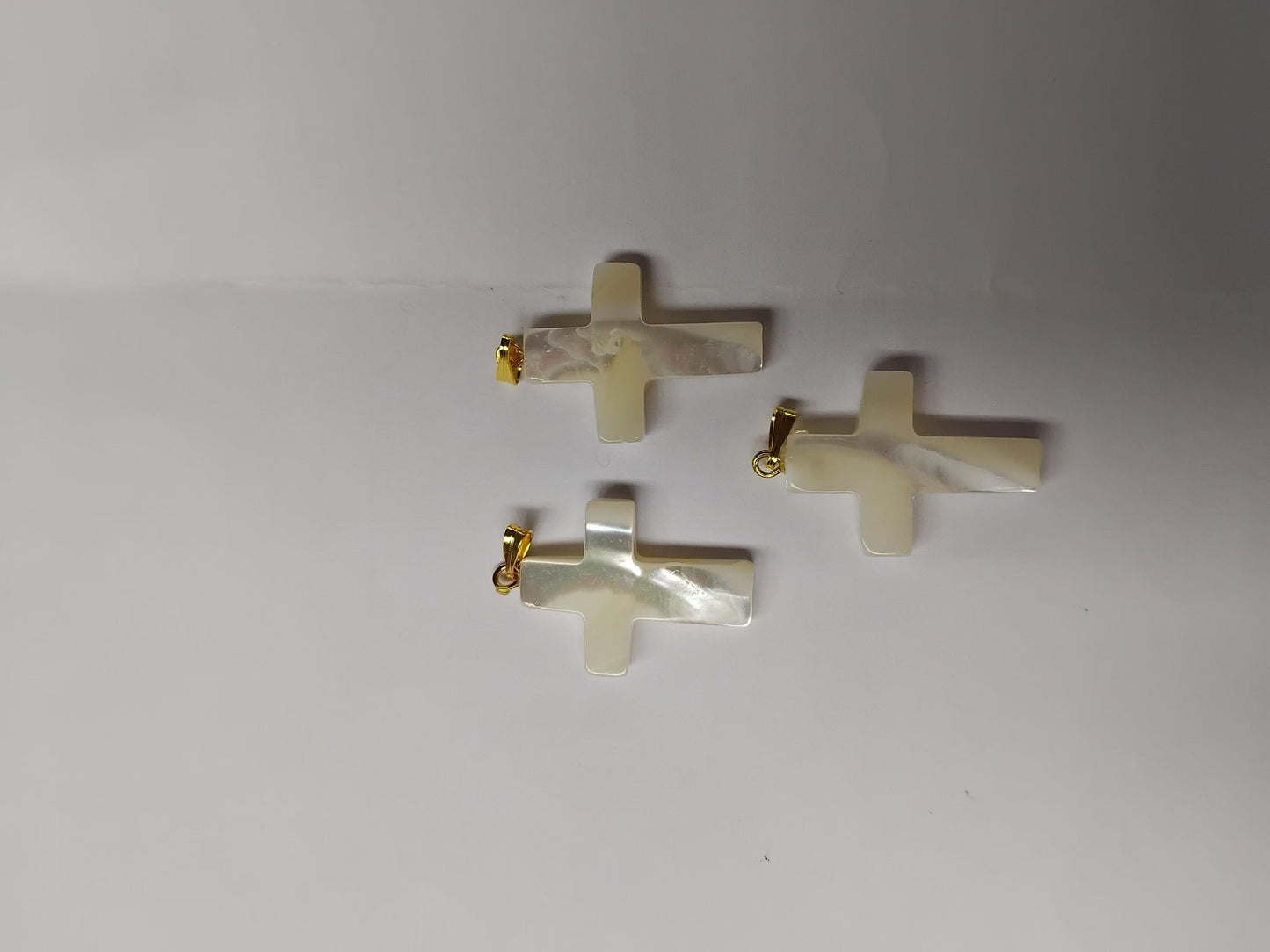 White MOP cross pendant 18mm width x 25mm length x 3mm thickness. Best grade W, MOP carving high quality precision work. Suitable for jewellery A grade.