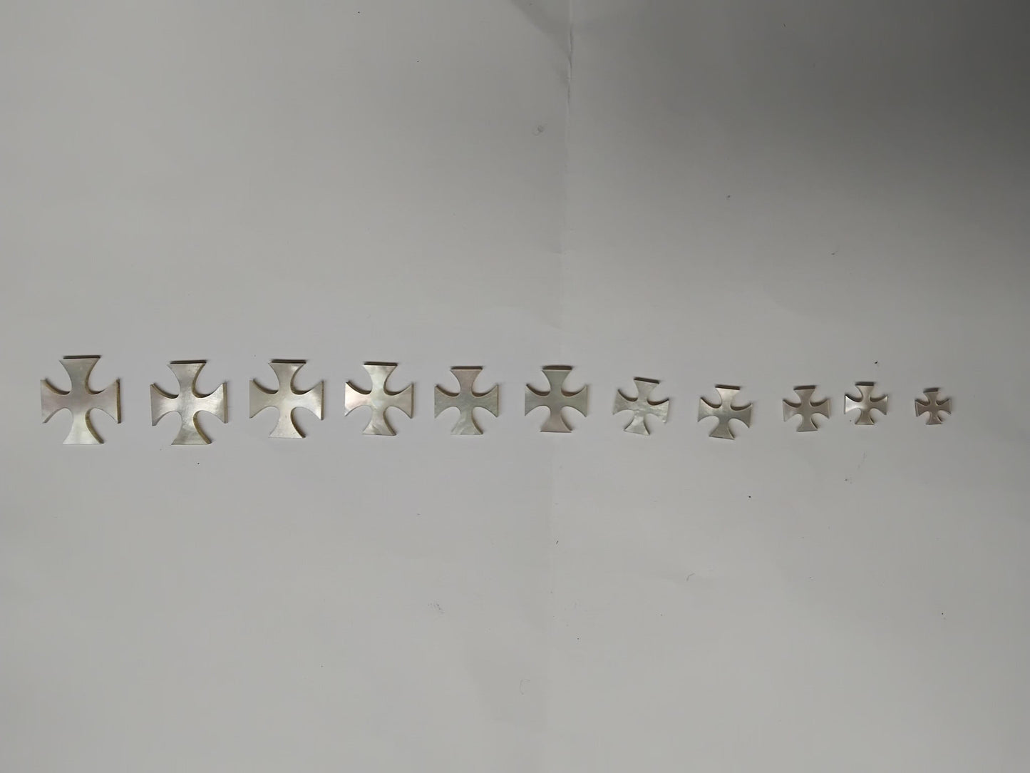 White Mother of Pearl Maltese cross inlay set. Some uses include fretboard markers, musical instrument inlay, furniture inlay and other general decorative inlay and jewellery applications. All pcs are A grade.