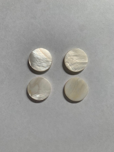 Brown mussel shell dots 15.4m diameter 4.2mm thickness polished both sides are round flat shell pcs cut to precise diameter and thickness. Ideal for use in inlay applications - for fretboard markers and general inlay or jewellery decorations. All pcs are A grade.<br />