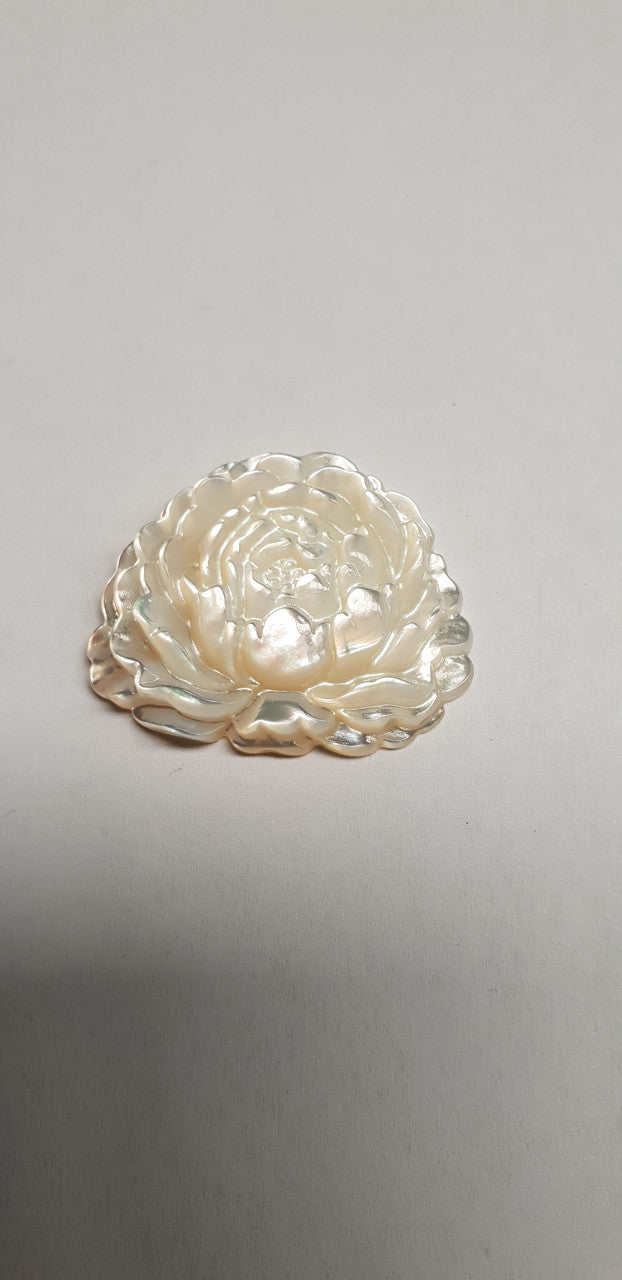 <p>White MOP cabochon flower 26.5mm width x 32mm length x 7mm thickness. Best grade W, MOP carving high quality precision work. Suitable for jewellery and other decorative applications. A grade.</p>