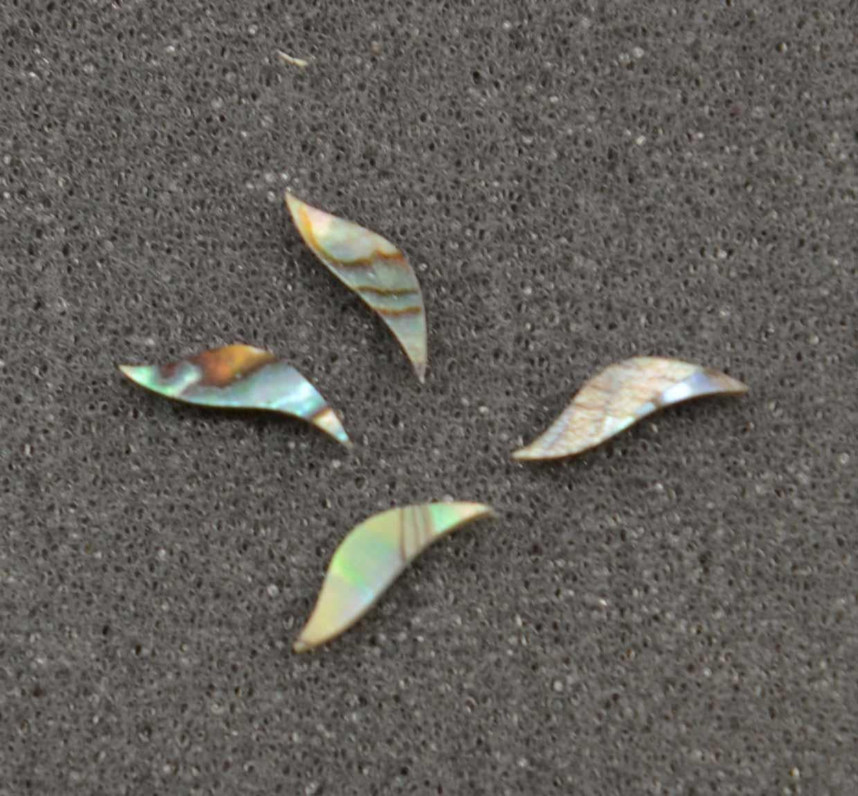 <p>Paua abalone inlay leafs size 3mm (0.118") width x 9mm (0.354") length x 1.5mm (0.06") thickness. Some uses include fretboard markers, musical instrument inlay, furniture inlay, marquetry, pool cue inlay and other general decorative inlay and jewellery applications. Made from laminated Paua shell.</p>