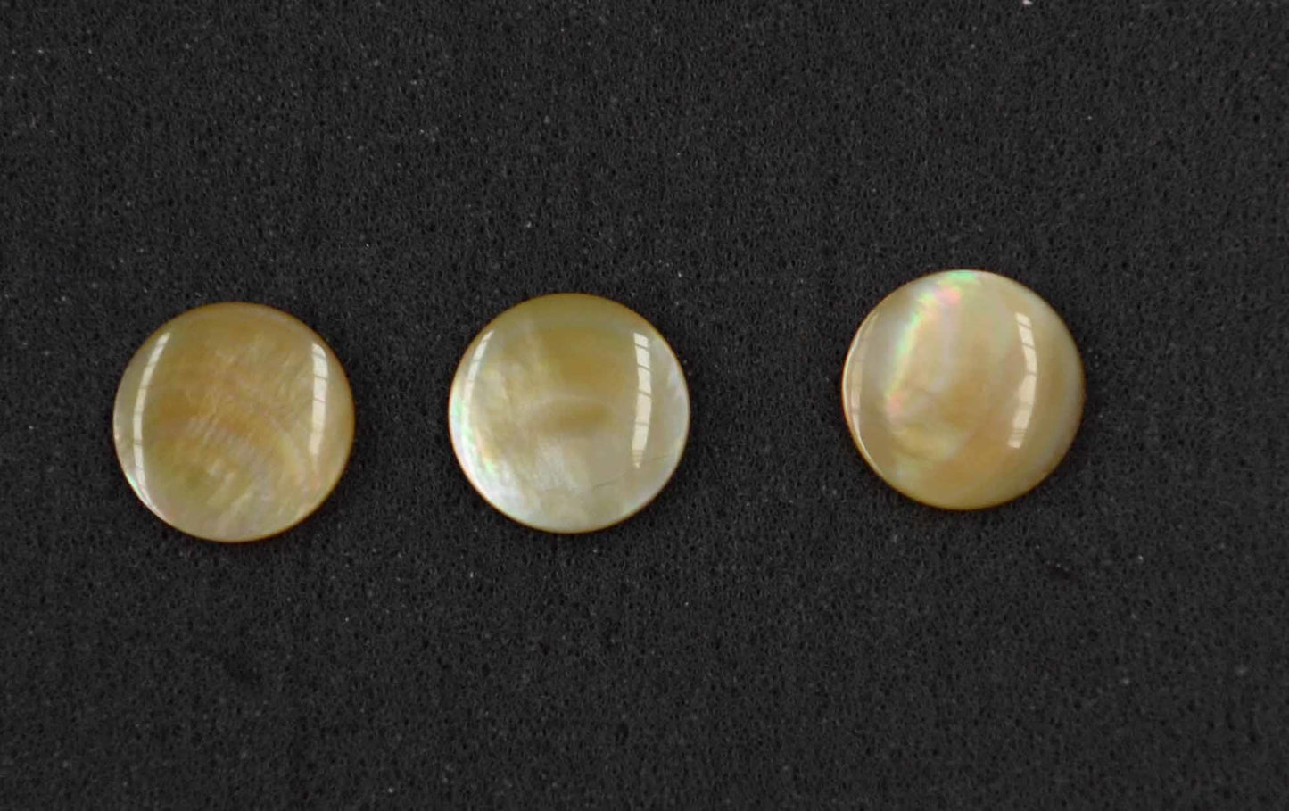 Gold Mother of Pearl finger button 14.22mm (0.56") diameter 2.3mm (0.09") thickness polished on 1 side. Ideal for use in brasswind or woodwind instruments as well as accordions and general inlay or jewellery decorations. All pcs are A grade.