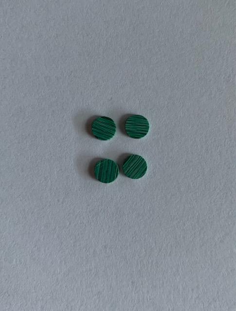 <p>Malachite stone SMALT3 dots 6mm diameter x 1.3mm thickness - round flat pcs cut to precise diameter and thickness. Ideal for use in inlay applications - for fretboard markers, and general inlay or jewellery decorations. All dots are A grade good on both sides.</p>