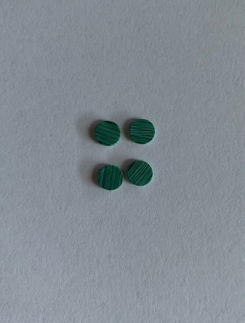 <p>Malachite stone SMALT3 dots 4mm diameter x 1.3mm thickness - round flat pcs cut to precise diameter and thickness. Ideal for use in inlay applications - for fretboard markers, and general inlay or jewellery decorations. All dots are A grade good on both sides.</p>