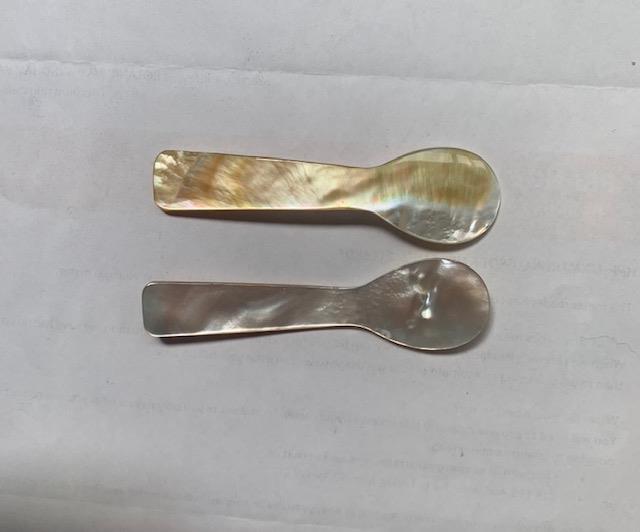 <p>Gold Mother of Pearl spoons (Caviar spoons) 80mm length. Made from top quality white Mother of Pearl shell.</p>