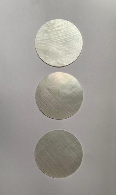 <p>White Mother of Pearl discs clear face 30mm diameter x 0.8mm thickness - round flat shell pcs cut to precise diameter and thickness. Ideal for use in inlay applications - for fretboard markers, and general inlay or jewellery decorations. All dots are A grade good on both sides.</p>