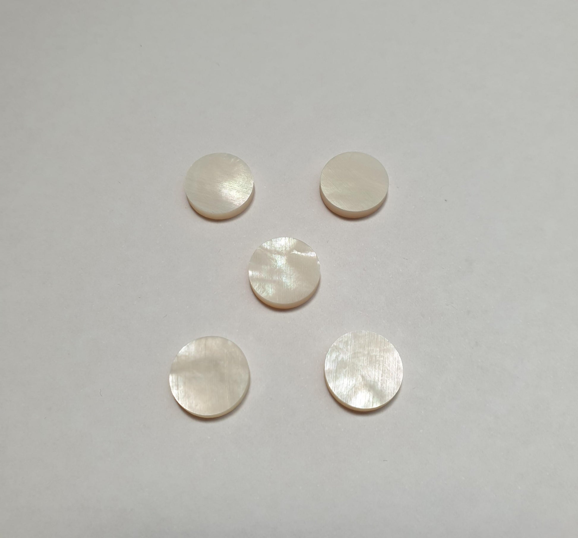 <p>White Mother of Pearl dots 12mm (0.472") diameter x 2.5mm (0.098") thickness - round flat shell pcs cut to precise diameter and thickness. Ideal for use in inlay applications - for fretboard markers, bow frog eyes, watch dials, button blanks and general inlay or jewellery decorations. All dots are A grade good on both sides.&nbsp;</p>