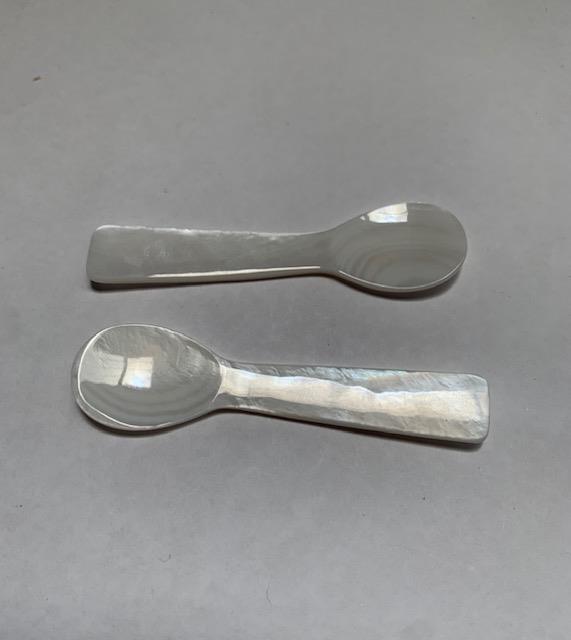 <p>Fresh Water Pearl spoons size 80mm (3.15"). All pcs are A grade.</p>