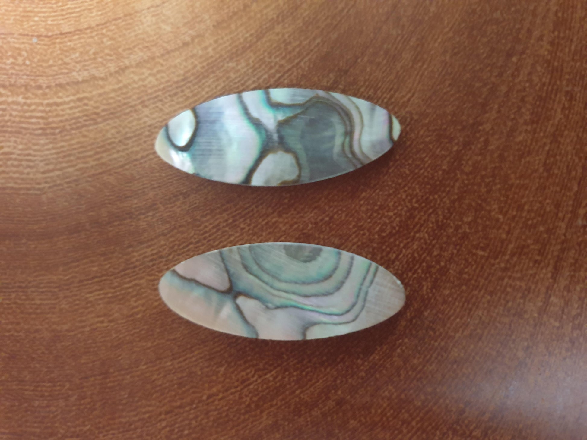 <p>Green abalone ovals size 10mm (0.39") width x 16mm (0.63") length x 1.5mm (0.06") thickness. Some uses include fretboard markers, musical instrument inlay, furniture inlay, marquetry, pool cue inlay and other general decorative inlay and jewellery applications. All pcs are A grade.</p>