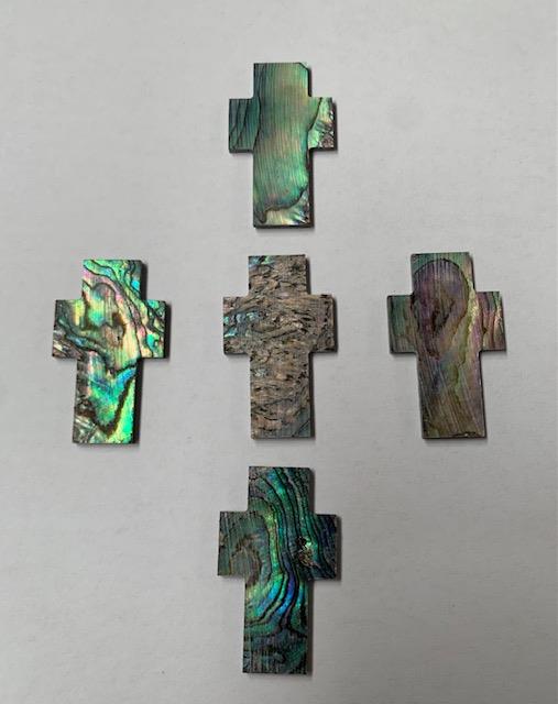 <p>Paua abalone inlay cross size 19 (0.7") x width 32 (1.3") length x 1.5mm (0.06") thickness. Some uses include fretboard markers, musical instrument inlay, furniture inlay, marquetry, pool cue inlay and other general decorative inlay and jewellery applications. Made from laminated Paua shell.</p>