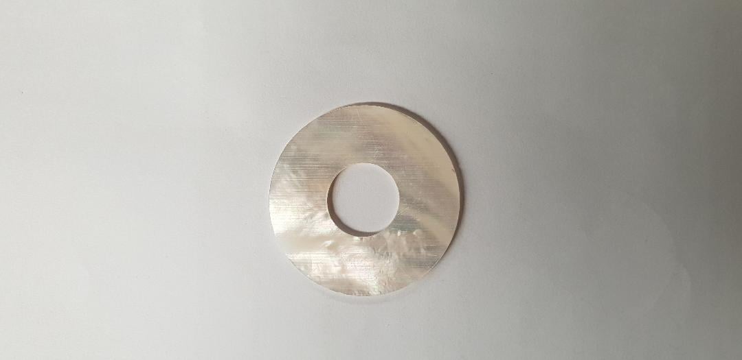 White Mother of Pearl rings size 9mm diameter x 2mm thickness 5.5mm hole. Some uses include fretboard markers, musical instrument inlay, furniture inlay and other general decorative inlay and jewellery applications. All pcs are A grade.