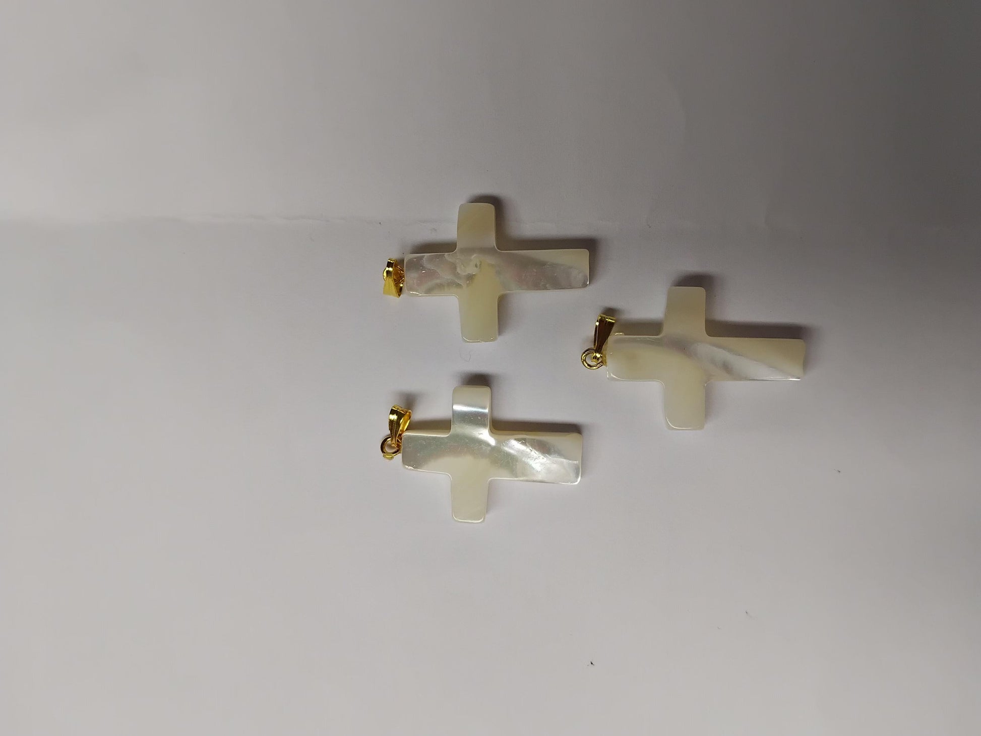 White MOP cross pendant 18mm width&nbsp; x 25mm length x 3mm thickness. Best grade W, MOP carving high quality precision work. Suitable for jewellery A grade.