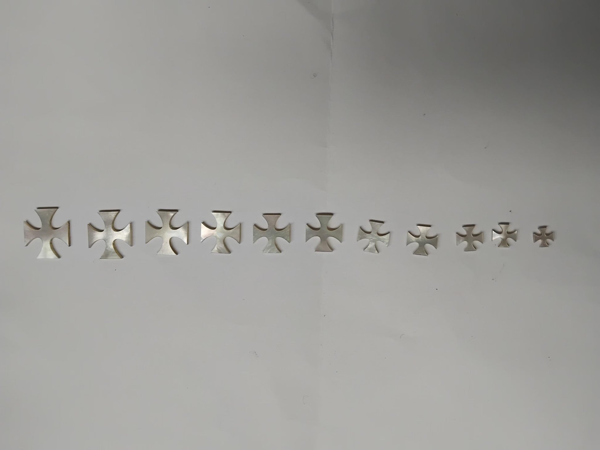 White Mother of Pearl Maltese cross inlay set. Some uses include fretboard markers, musical instrument inlay, furniture inlay and other general decorative inlay and jewellery applications. All pcs are A grade.