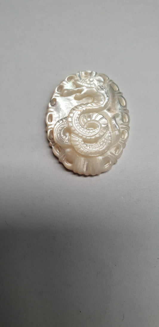 <p>White MOP cabochon Chinese zodiac Snake size width 22.5 x length 30 x thickness 4.5mm Best grade W, MOP carving high quality precision work. Suitable for jewellery and other decorative applications. A grade.</p>