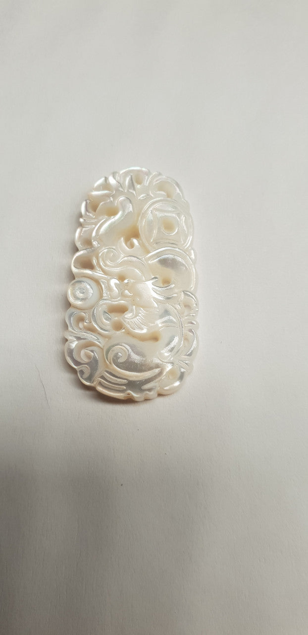 <p>White MOP cabochon dragon 20mm width&nbsp; x 35mm length x 4mm thickness. Best grade W, MOP carving high quality precision work. Suitable for jewellery and other decorative applications. A grade.</p>