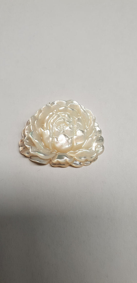 <p>White MOP cabochon flower 26.5mm width&nbsp; x 32mm length x 7mm thickness. Best grade W, MOP carving high quality precision work. Suitable for jewellery and other decorative applications. A grade.</p>