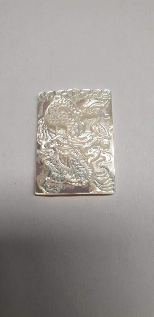 <p>White MOP cabochon dragon 24.5mm width&nbsp; x 34.5mm length x 4mm thickness. Best grade W, MOP carving high quality precision work. Suitable for jewellery and other decorative applications. A grade.</p>